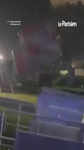 Le 27 septembre, lors d’une fête foraine organisée par un lycée de Los Angeles, un manège défaillant s’est cassé en plein tour. L’un des sièges s’est décroché et est entré en collision avec un autre. Des dizaines de personnes sont restées coincées à l’intérieur pendant plus d’une heure, selon des témoins. Aucun blessé n’a été signalé et toutes les personnes présentes ont pu être évacuées. #sinformersurtiktok