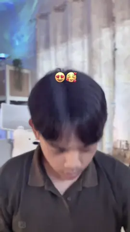 Selain bisa menutupi kebotakan ini juga bisa buat kalian yang rambut nya belah tengj tapi gak pengen keliatan tengahnya ini lah solusi nya#fyp #hairfiber #kebotakan #rambut #CapCut 