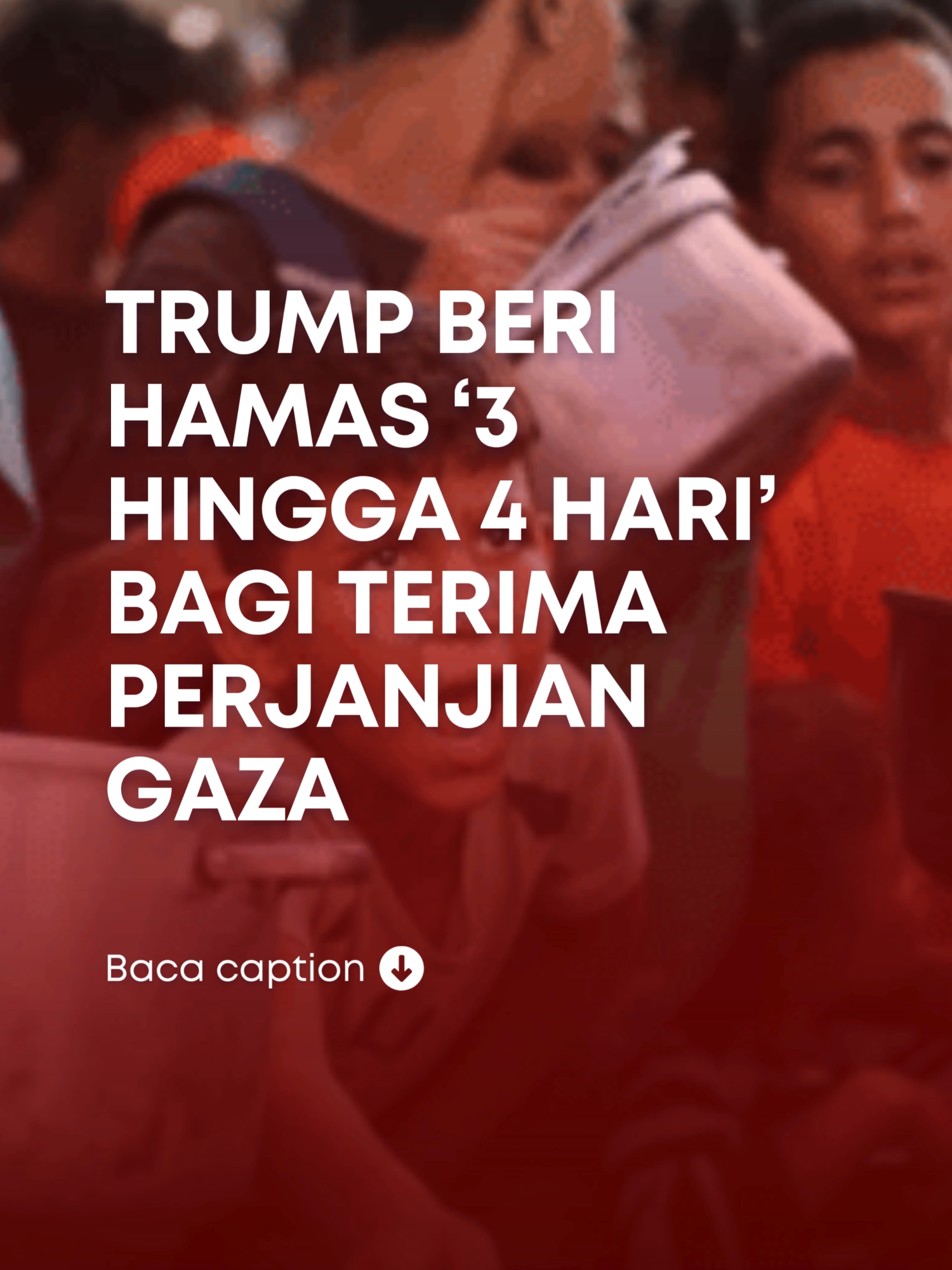 BAITULMAQDIS: Presiden Amerika Syarikat (AS) Donald Trump, memberi kata dua kepada Hamas untuk menerima rancangannya menamatkan perang di Gaza demi kebaikan mereka sendiri atau hadapi akibat yang teruk. Memetik laporan AFP menerusi Harian Metro, Trump memberikan tempoh antara tiga hingga empat hari untuk Hamas menerima cadangan ‘Pelan Damai 20 Perkara’ yang dikemukakannya itu demi kebaikan mereka sendiri. Rancangan Trump itu antara lain menggesa gencatan senjata, pembebasan tebusan oleh Hamas dalam 72 jam, pelucutan senjata Palestin dan pengunduran Israel secara beransur-ansur dari Gaza, disokong oleh Perdana Menteri Israel, Benjamin Netanyahu. Hamas turut dituntut melucutkan senjata sepenuhnya dan dikecualikan daripada peranan masa depan dalam kerajaan Palestin, dengan mereka yang bersetuju untuk kewujudan bersama secara aman akan diberi pengampunan. Rancangan itu akan disusuli oleh pihak berkuasa peralihan pasca perang yang diketuai oleh Trump sendiri. Kuasa dunia, termasuk negara Arab dan Islam, mengalu-alukan cadangan itu, tetapi Hamas masih belum mengeluarkan maklum balas kerana masih meneliti syarat-syarat berkenaan. “Kami akan bertindak selepas kira-kira tiga atau empat hari,” kata Trump kepada pemberita apabila ditanya mengenai sebarang jangka masa. Trump kemudian memberi amaran kepada Hamas bahawa ia akan menghadapi akibat yang teruk jika ia enggan menerima cadangan terbabit. “Kami hanya perlukan satu tandatangan, dan jika enggan, Hamas akan mengharungi neraka dunia,” kata Trump kepada jeneral dan laksamana AS yang berkumpul di pangkalan tentera di Quantico, Virginia. Sumber Palestin yang enggan dikenali berkata Hamas telah memulakan rundingan dan perbincangan boleh mengambil masa beberapa hari kerana sukar mencapai persefahaman. Qatar, yang menjadi tuan rumah kepada kepimpinan Hamas, berkata ia akan mengadakan pertemuan dengan pegawai Hamas dan Turkiye lewat Selasa. “Masih terlalu awal untuk bercakap mengenai maklum balas, tetapi kami optimis bahawa rancangan ini, seperti yang kami katakan, adalah komprehensif,” kata jurucakap kementerian luar Qatar. Sekembalinya dari pertemuan di Rumah Putih dengan Trump pada Isnin, Netanyahu berkata beliau akan memberi taklimat kepada Kabinetnya mengenai perjanjian yang akan mencapai semua matlamat perang yang ditetapkan. Pada masa yang sama, Israel meneruskan serangan di Gaza dan agensi pertahanan awam dan hospital wilayah itu berkata 46 orang telah terbunuh, termasuk 15 di bandar Gaza dalam serangan semalaman. Netanyahu memberi amaran, Jika Hamas menolak rancangan itu atau mereka kononnya menerima dahulu dan kemudian bertindak menentangnya, maka Israel akan ‘menyelesaikan tugas’ itu dengan sendiri. Trump berkata Israel akan mendapat sokongan penuh untuk berbuat demikian jika Hamas tidak menerima perjanjian yang dikemukakan. – AFP, BH Online – IMedikel TV