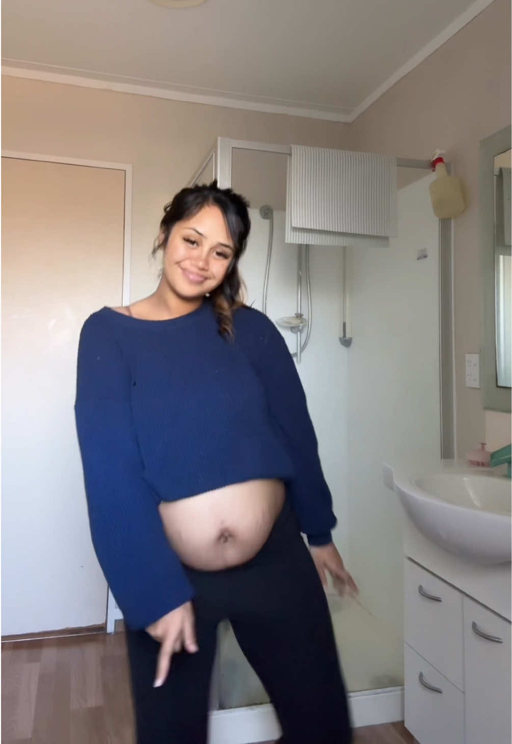 At a point where wearing my man’s clothes is better than wearing my own 🫣😍  9 weeks left our babygirl 🤰 