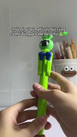 Chiếc bút con ếch siêu cute, viết gì cũng thấy mood dễ thương hơn 🐸💚 Ai mê stationery chắc chắn không thể bỏ qua em này đâu đó nha ~ #butconechanh #butcute #stationeryvietnam #hoccu #vanphongpham   