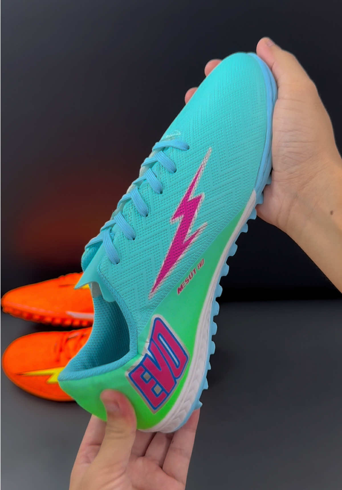 Giày Đá Bóng Mesút EVO Cổ Thấp #BóngĐá #Football #giàyđábanh #reviewgiaydabanh #giàyđábóng       