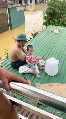 ngày thứ bị cô lập. Ngập hết nhà cửa , phải đi ở nhà tầng 2 của hàng xóm . Không điện- không đồ ăn- không nước- không sóng-không mạng …. May sao có đội cứu trợ mới có nước uống và đồ ăn. Thương lắm nghệ an ơi #kenhmebimreview #lulu #muabaomientrung 