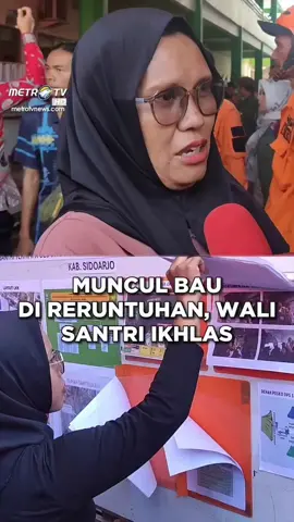 Memasuki hari ketiga pasca-robohnya musala di Pondok Pesantren Al Khoziny, para wali santri yang bertahan di posko informasi kini mendesak tim SAR gabungan untuk segera mengoperasikan alat berat guna mengevakuasi korban yang masih terjebak. Desakan ini muncul setelah bau tidak sedap mulai tercium dari reruntuhan, memunculkan keprihatinan. Salah seorang wali santri, Tuti, menyatakan keikhlasan atas nasib anaknya dan hanya berharap agar proses evakuasi segera dilakukan, terlepas dari kondisi korban doc : metrotv #kasihkabar #santri #sidoarjo 