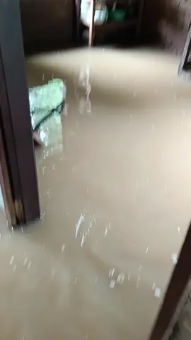 #သူများအိမ်တော့မသိဘူးအမေ့အိမ်လေးကတော့ခုထိရေနဲ့😢😢#နတ်မောက်သူလေးပါရှင့်😍 #VoiceEffects 