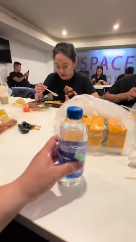 Chắc có ngày chẹo cổ quá 😂 @Rio Chưa có bồ 🤪 @Kim Loan 