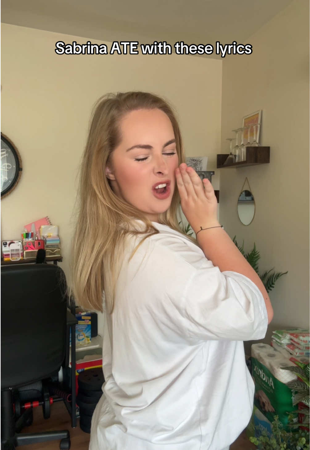 I fear this is her best work 👌🏻 #sabrinacarpenter #manchild #housetour #justgirlythings #fyp 