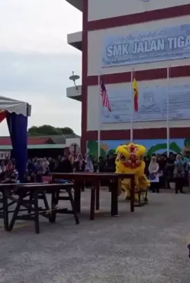 🇲🇾 😂 ini cikgu sangat baik tarik balik kerusi tu hadui🤣 😂This is a very good teacher, pull back the chair #malaysia #liondance #barongsai #mualan #tariansinga 