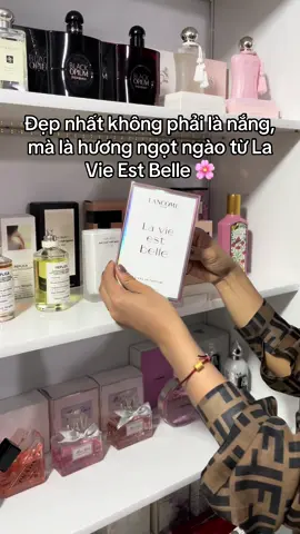 “Ngọt ngào – quyến rũ – đầy hạnh phúc. Lancôme La Vie Est Belle EDP với hương kẹo hạnh nhân, vani và hoa diên vĩ, tỏa ra sự nữ tính và lạc quan. #thomsangchanh #thomquyenru #nuochoanu #lancome #tiktokperfume #baohieuperfume 