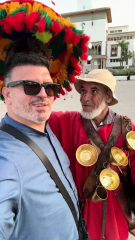 La cultura marroquí refleja la mezcla de tradiciones árabes, bereberes y africanas, con fuerte influencia islámica y mediterránea. Su gente es conocida por la hospitalidad, el respeto a la familia y la vida comunitaria. La religión ocupa un papel central, marcando costumbres, celebraciones y el ritmo diario. La gastronomía es símbolo de identidad: cuscús, tajín, té de menta y especias son parte esencial de la vida social. El arte marroquí resalta en la arquitectura islámica, mosaicos, zocos y artesanías como alfombras y cerámica. La música y la danza, con ritmos gnawa y andalusíes, también son parte del patrimonio cultural.