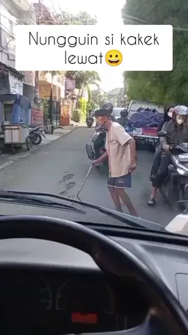 iya iya kek pak sopirnya sabar kok😀😀 #kakeknyebrang 
