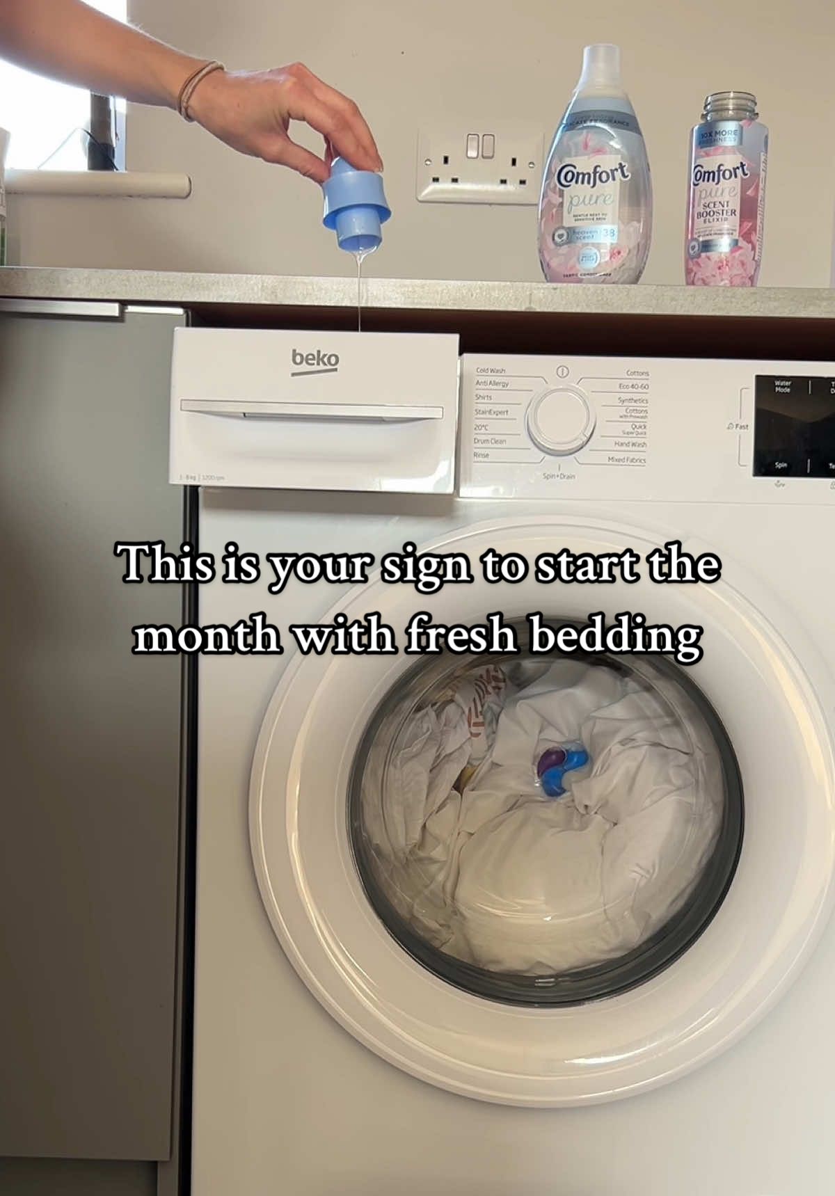 🍂 Happy October 1st 🍂 I’m starting the 1st October with fresh bedding using Molly Mae’s pure heaven scent collection (smells beautiful) ✨ #octobermoments #firstofthemonth #SelfCare 