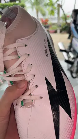 giày bóng đá mesut#phụkienthethao #bóngđá 