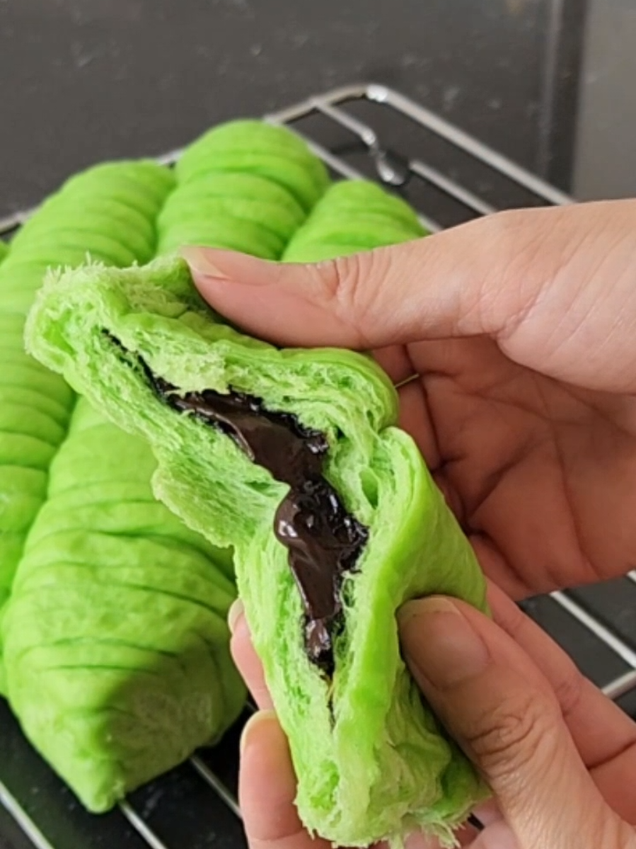 Roti kukus pandan by @CookingwithHel  loyang 18x18x7 cm, alasi kertas roti  Bahan A - susu fullcream hangat suam kuku 130 ml - gula 30 gr - ragi 4 gr Bahan B - kuning telur 1 butir - garam ½ sdt - pasta pandan ¾ sdt Bahan C - terigu protein tinggi 225 gr - margarin 30 gr Isian: Coklat batang / selai coklat / filling chocolate Cara buat - campur bahan A, aduk rata, tutup duamkan 10 menit. - masukkan bahan B, aduk rata - masukkan bahan C  aduk dan uleni hingga rata - tutup dan diamkan 45 menit - kempeskan adonan, bagi sesuai selera - beri isian coklat batang, tata pada loyang, lalu tutup dan diamkan 30 menit - kukus 30 menit, api sedang cenderung kecil, kukusan sudah dipanaskan sebelumnya. Supaya air kukusan tidak netes ke roti tutup loyang roti dengan plastik wrap. #rotipandankukus #rotikukuspandan #reseprotipandankukus #rotikukus