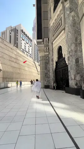 Jabal Qubais (atau Jabal Abu Qubais) adalah sebuah bukit bersejarah yang terletak di sebelah timur Masjidil Haram, Makkah, Arab Saudi. Bukit ini dipercaya sebagai gunung pertama yang diciptakan Allah di bumi dan menjadi saksi berbagai peristiwa penting dalam sejarah Islam, termasuk tempat penyimpanan Hajar Aswad dan peristiwa mukjizat Nabi Muhammad membelah bulan. Saat ini, di atas bukit ini berdiri istana mewah keluarga Saud.  #fyp #viraltiktok #makkah🕋  