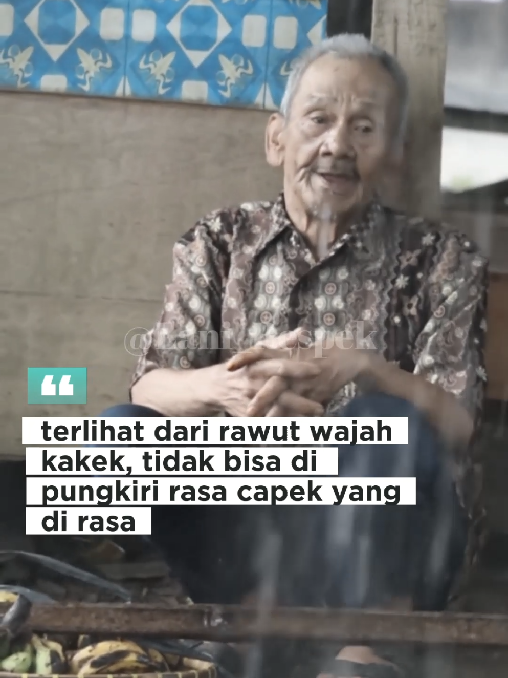 OPEN DONASI‼️ rekening ada di bio kak...  gak tega banget lait kakek2 kehujanan disaat jualan keliling, terlihat dari rawut wajah nya yang sudah kecapean, helaan nafas panjang kakek yang sudah tidak muda lgi... #fyp #pejuangrupiah #vira #ayah #tiktok 