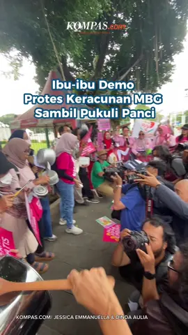 Perwakilan emak-emak mengikuti aksi damai menuntut evaluasi Makan Bergizi Gratis (MBG) di Monas Pintu Selatan, Jakarta Pusat pada Rabu (01/10/2025). Peserta aksi mengatakan MBG telah memakan banyak korban. Massa aksi juga menyanyikan yel-yel 