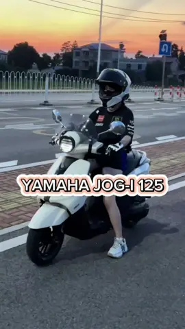 Adalah Yamaha Jogi 125 yang baru launching di China, tidak masuk Indonesia. Secara tampilan, desainnya khas motor matic retro yang manis. Lampu depan ada di batok dengan lekukan mirip headlamp Grand Filano. #yamaha #yamahamotor #yamahaindonesia #motormatic 