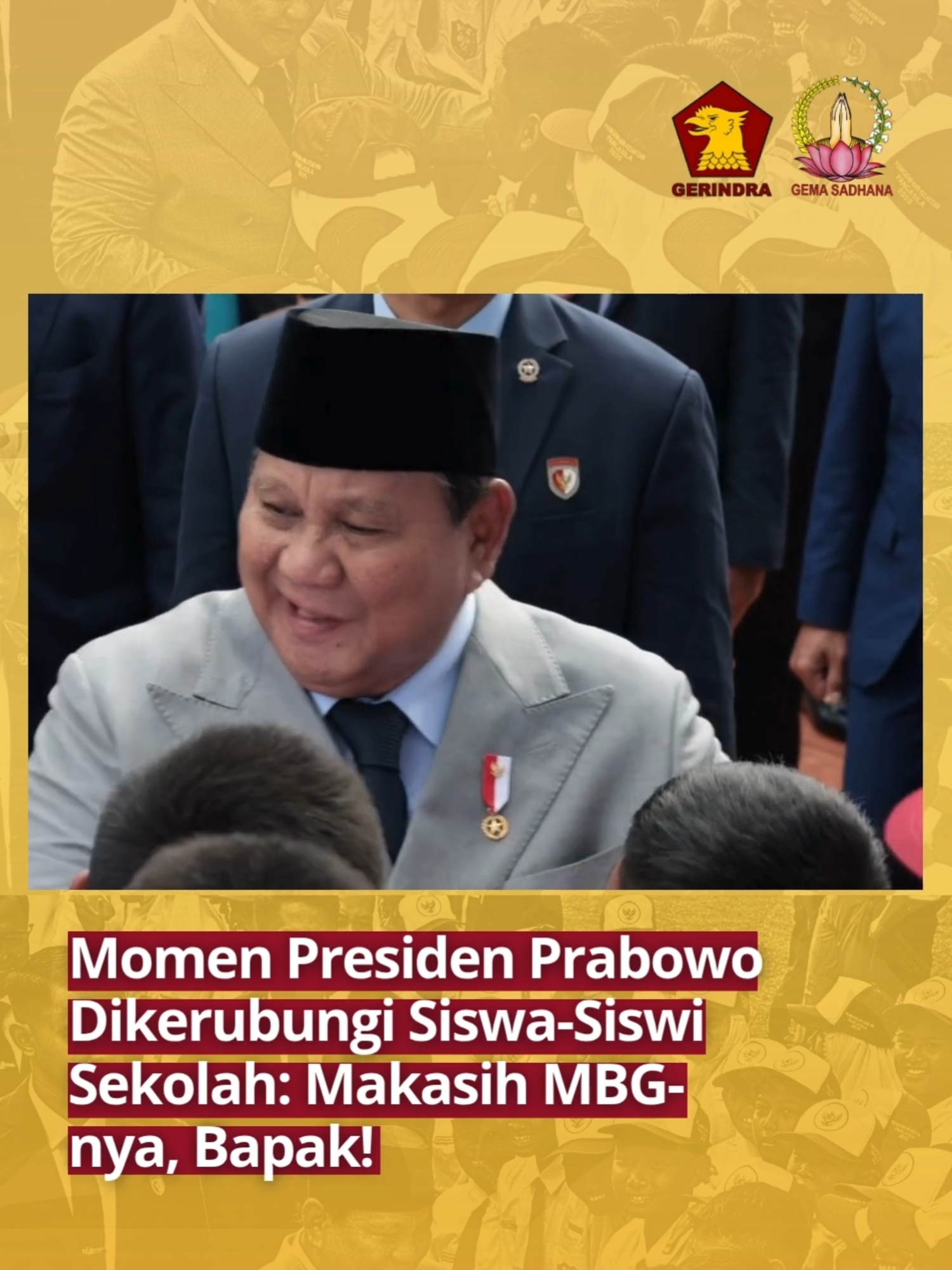 Presiden Republik Indonesia Prabowo Subianto mendapat sambutan hangat dari siswa-siswi sekolah yang turut menghadiri upacara Hari Kesaktian Pancasila di Monumen Pancasila Sakti, Lubang Buaya, Jakarta, Rabu (1/10). Seusai acara, Prabowo yang mengenakan setelan jas abu-abu berpeci hitam itu mengahampiri para pelajar Sekolah Menengah Pertama dan Sekolah Menengah Atas. Para pelajar antusias untuk menyapa dan bersalaman langsung dengan Prabowo. Dengan penuh semangat, para siswa memberikan salam hormat dan mengucapkan terima kasih. “Sehat-sehat ya Pak,” ujar seorang siswi sambil tersenyum. “Bapak, makasih MBG-nya Bapak,” celetuk seorang siswa lain yang langsung disambut riuh teman-temannya. “Makasih Pak sudah datang,” tambah seorang murid. Suasana akrab itu memperlihatkan kedekatan Prabowo dengan generasi muda, yang menyambut kehadiran Presiden di tengah-tengah mereka dengan hangat dan penuh rasa hormat. “Semangat terus, Pak,” ujar siswa lainnya menutup perjumpaan mereka di tempat bersejarah pagi ini. @partaigerindra #makanbergizigratis #mbg #prabowo #gerindra #gemasadhana