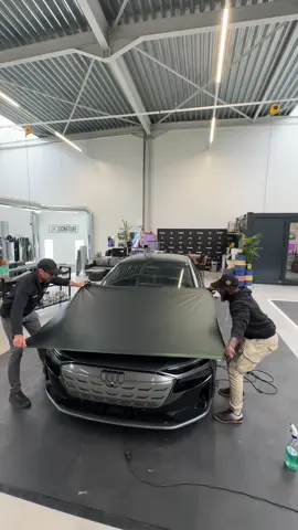 Deze Audi S6 wrappen we in Satin Pine Green van Skyfol, een gekleurde PPF die niet alleen stijl toevoegt, maar ook beschermt. #lakbescherming #ppf #wrap #carwrap 