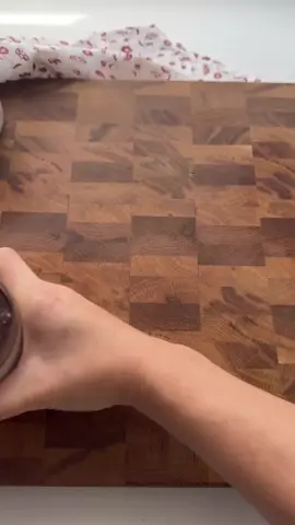 Неправильно готовите!  Сохраните 3 варианта ночной овсянки, которые готовятся меньше, чем за 5 минут, и вкусные нереально!! Готовьте обязательно с вечера и побольше))  1. Ореховая: Ингредиенты:  • 2 ч л сгущенки • греческий / кокосовый йогурт - 200 гр • овсянка 40-50 гр • кокосовое молоко 40 мл  • мед 1 ч л  • какао 2 ч л Глазурь: 20 гр шоколадки с орехами + 10 гр сливок - растопить в микроволновке  2. Овсянка синнабон: Ингредиенты:  • овсянка 40 гр  • кокосовое молоко / вода 30-50 мл  • корица по вкусу  • семена чиа 1 ч л • 200 гр йогурт греческий /мягкий творог • 2 ч л сгущенки  • творожный сыр 1 ч л (необязательный ингредиент)  Для глазури: 1 ст л творожного сыра + 1 ст л мягкого творога + щепотка корицы  3. Овсянка с курагой: Ингредиенты: •40 гр Овсяные хлопья •1 ч л Семена чиа •1 ч л семян льна  •2 ч л сгущенки  •1 ч л Тыквенных семечек •1 -2 ч л Сушеной клюквы •4-5 шт кураги  Для глазури: 20 Гр белого шоколада + 10 гр сливки - растопить в микроволновке  «вот и всё, конец) вот так потратили 5 минут и целую неделю можно вообще завтраки не готовить! Какая больше всего понравилась?