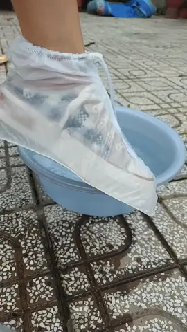 Ủng bọc giày đi mưa,ủng đi mưa tiện lợi#ungbocgiaydimuacaosu #ungdimua #muataitiktok #vairal #xuhuong 