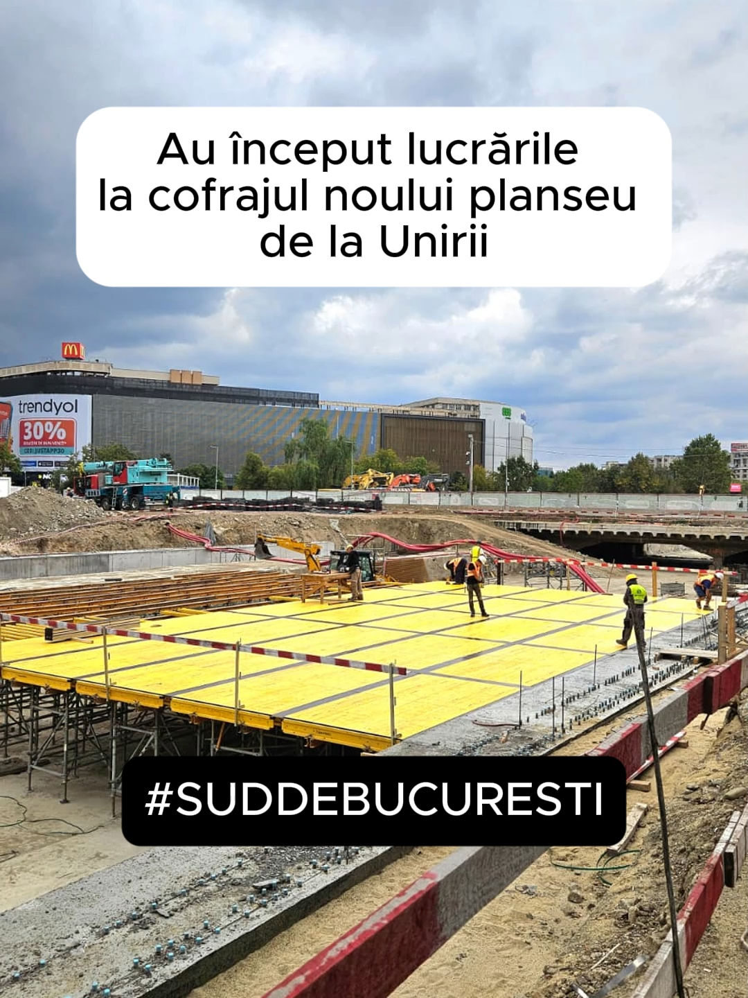 Constructorii au demarat realizarea cofrajului de mari dimensiuni pentru noul planșeu de la Unirii, o etapă esențială în derularea acestui proiect de infrastructură. Structura este necesară pentru turnarea viitoarei plăci de beton care va forma noul planșeu. Primarul Sectorului 4, Daniel Băluță, a anunțat că acesta reprezintă „un pas extrem de important în realizarea noului Planșeu de la Unirii”, subliniind progresul lucrărilor la una dintre arterele majore ale Capitalei. Va reamintim că Primăria Sectorului 4 a semnat contractul de execuție în ianuarie 2024, iar autorizația de construire a fost semnată de Nicușor Dan în ultima sa zi de mandat de primar general al Capitalei. Cu utilaje grele se lucrează de la începutul lunii iunie 2025. Structura nouă este proiectată pentru o durată de viață de cel puțin 100 de ani iar lucrările sunt împărțite în patru zone. Prima fază a șantierului s-a finalizat la începutul anului școlar, deblocând Splaiul Independenței după 3 luni de restricții. #planseuunirii #lucrariunirii #santierunirii #suddebucuresti #sectorul4live
