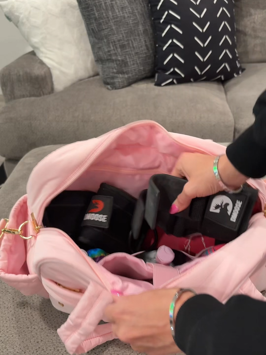 ✨ Travel dengan gaya estetik tanpa ribet ✨ BAGSMART Travel Duffel hadir dengan desain elegan & fungsional – cocok untuk gym, short trip, hingga weekend getaway 💼💖 ✔️ Waterproof & tahan lama ✔️ Kantong basah khusus ✔️ Ringan & muat banyak Jadikan setiap perjalananmu lebih praktis dan stylish 🌸✨ #BagSmart #TravelWithStyle #DuffelBag #TasKekinian #GymBag 