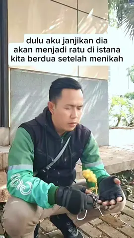 lagi ngojek ketemu istri pulang dari warung. @roykiosaki_  #kikisuhardi #ojol #ojekonline #kangojol #ojolbandung 