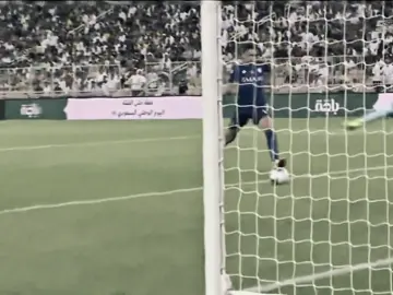 كارلوس إدواردو هو أكثر من مجرد لاعب في الهلال، هو جزء من قلب كل هلالي. منذ أول لمسة له بالكرة، أُسِرَّت قلوب الجماهير بحماسه وإبداعه. كان دائمًا يقدم أفضل ما لديه من أجل هذا النادي، ومن أجل هؤلاء الذين يقفون خلفه في المدرجات. إدواردو لم يقتصر حبّه للهلال على أرض الملعب، بل كان يعبر عن امتنانه لجماهيره في كل فرصة. ابتسامته واندفاعه جعلوه محبوبًا من الجميع، وكان دائمًا يشعر بأنه واحد منهم. هو يطير معهم في السماء ويغني أفراحهم، ليظل في الذاكرة كأحد أجمل القصص في تاريخ الهلال #carloseduardo #alhilal #eduardo 