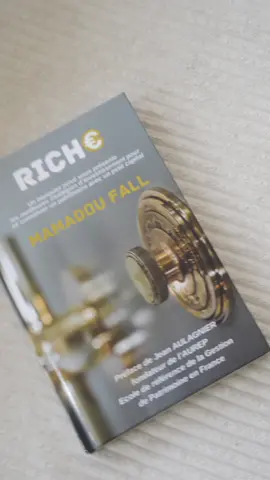 Ce week-end, j’ai mis le nez dans un livre qui m’a conforté dans l’idée qu’on peut partir de peu et construire beaucoup !  @uncafeavecmonbanquier  📖 Amazon : https://amzn.eu/d/exvb052 🌐 uncafeavecmonbanquier.com #publicité 