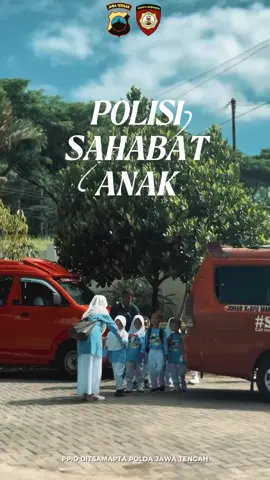Anggota Dit Samapta Polda Jawa Tengah melaksanakan kegiatan Polisi Sahabat Anak sebagai bentuk edukasi sejak dini kepada generasi penerus bangsa. Melalui kegiatan ini, anak-anak diajak untuk lebih dekat dengan Polri, mengenal tugas serta peran polisi, sekaligus menanamkan nilai disiplin, tertib, dan rasa aman sejak usia dini.Kegiatan ini diharapkan dapat menumbuhkan rasa percaya diri, keberanian, serta kecintaan anak-anak terhadap Polri sebagai sahabat yang selalu hadir untuk melindungi dan mengayomi masyarakat. #polriuntukmasyarakat #ditsamapta #poldajateng #polisisahabatanak #anak 