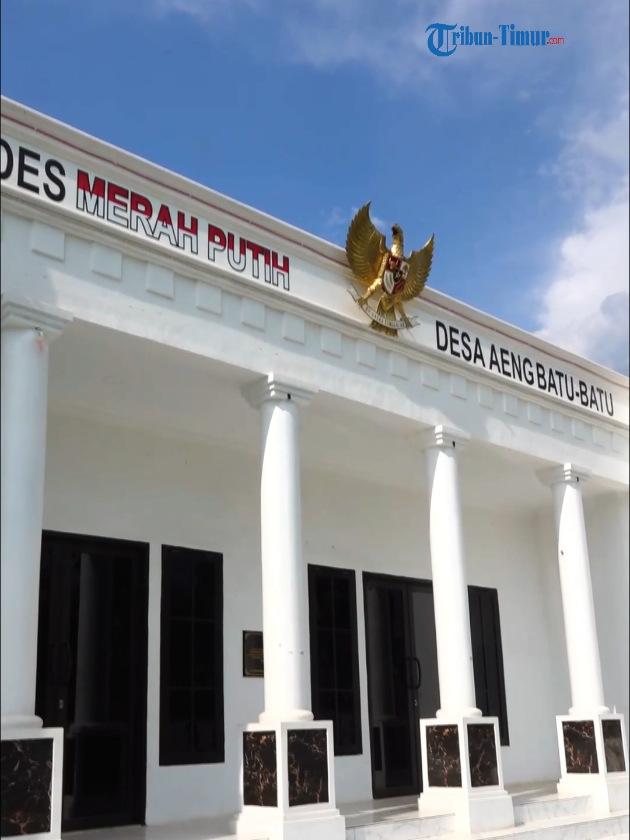 Koperasi Merah Putih Desa Aeng Batu Batu, Kecamatan Galesong Utara, Kabupaten Takalar, Sulsel semakin menunjukkan perannya sebagai penggerak ekonomi kerakyatan. Dalam dua bulan terakhir sejak diresmikan, koperasi ini tidak hanya menjadi tempat belanja, tetapi juga wadah tabungan, investasi, hingga pusat layanan masyarakat. Bupati Takalar, Mohammad Firdaus Daeng Manye menyebutkan bahwa koperasi ini dirancang untuk memberi manfaat nyata bagi warga desa. Simak video selengkapnya di YouTube Tribun Timur!  #koperasimerahputih #pemkabtakalar #bupatitakalar