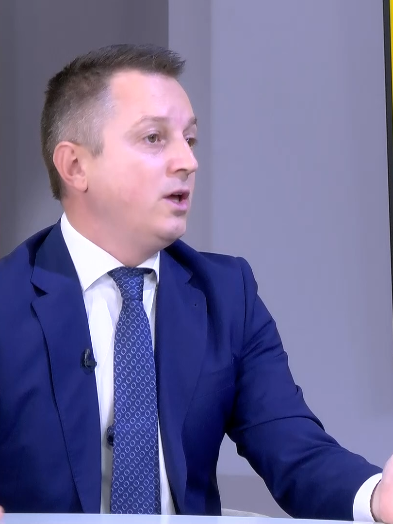 📉 Prosječna penzija u Crnoj Gori iznosi 535€. 👴👵 Najniža penzija je 450€, a prima je čak polovina penzionera. 💰 Najviša penzija iznosi 1.866€, ali je primaju samo tri korisnika Fonda PIO sa preko 40 godina staža. 📈 Iako je u 2024. godini došlo do povećanja penzija, realni troškovi života nastavljaju da rastu – cijene ljekova porasle su za 14,5%, a zdravstvenih usluga za gotovo 3%, dodatno otežavajući svakodnevicu najstarijim građanima. 🗣️ O svemu ovome, kao i o: 🔹 stabilnosti Fonda PIO, 🔹 socijalnoj sigurnosti, 🔹 dostojanstvu u starosti, 🔹 i kako penzioneri u Podgorici dočekuju Međunarodni dan starijih osoba, razgovarali smo sa Vladimirom Drobnjakom, v.d. direktora Fonda PIO. 📢 Vrijeme je da se glas starijih čuje i poštuje! #Penzije #CrnaGora #FondPIO #StarijiGrađani #MeđunarodniDanStarijih #DostojanstvenaStarost #SocijalnaSigurnost #Penzioneri #Podgorica #Zdravstvo #Inflacija #CijeneLjekova 💊👵👴📉💶