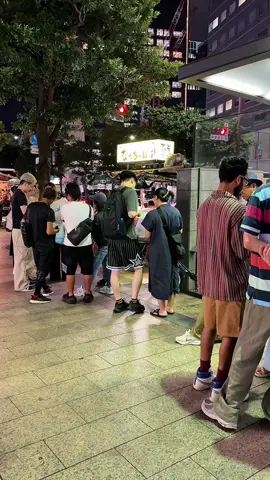 【福岡】メニュー１４０種の行列屋台！開店１分で満席の鉄板名物と屋台ラーメンがやばすぎた🍜 【天神屋台なかちゃん】 福岡・天神で大人気の屋台「天神屋台なかちゃん」さんに行ってきました！ 開店からわずか1分で満席になるほどの行列必至の名店。 なんとメニューは140種類以上！鉄板で焼き上げる名物料理と、〆にぴったりの屋台ラーメンは圧巻の美味しさでした🍜 お酒も料理も進むこと間違いなしの活気ある屋台です！ ——————————————————— 📍福岡県福岡市中央区天神2丁目1-1 ⏰月〜日 19:00〜2:00 🛏️不定休 ——————————————————— 【Fukuoka】The legendary 140-dish yatai! Teppan specialties and ramen that sell out within a minute of opening 🍜 【Tenjin Yatai Nakachan】 We visited the bustling yatai “Tenjin Yatai Nakachan” in Tenjin, Fukuoka City. Within a minute of opening, the seats are completely filled! With over 140 menu items to choose from, their sizzling teppan specialties and rich yatai ramen are absolutely outstanding 🍜 A lively spot where both food and drinks keep flowing all night long! ——————————————————— 📍Fukuoka city, Chuo-ku, Tenjin 2-1-1 ⏰Mon–Sun 19:00–2:00 🛏️Irregular holidays ——————————————————— #Japanesefood #福岡グルメ #グルメラボ