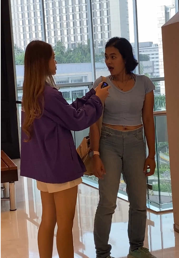 Kakak baju biru yuk ikut Minel waxing atas 🙌👀 #socialexperiment #waxinguntukpemula #challenge #miraelsugarwax #waxingketiak 