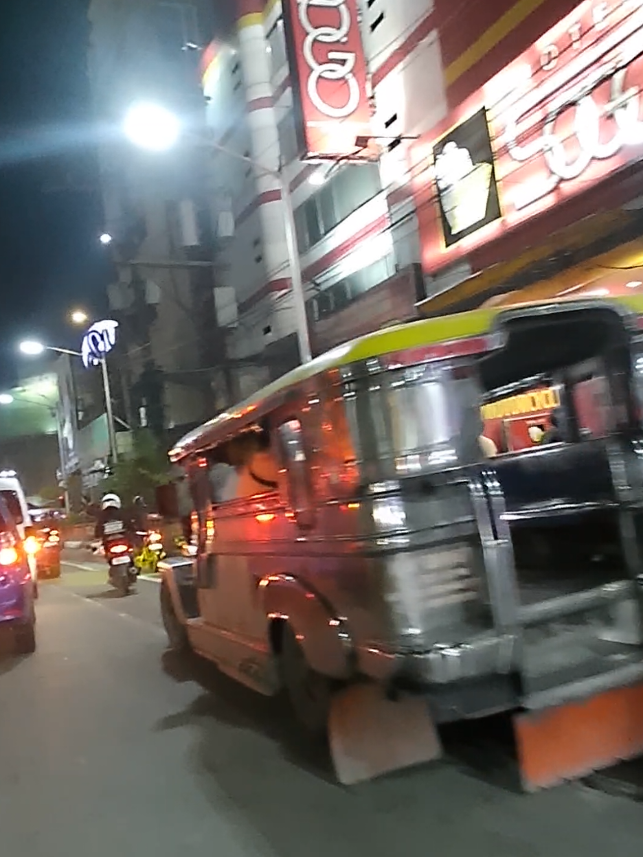 Monumento vibes., Traffic everynight #commuter  #traffic  #PedalAndChill 