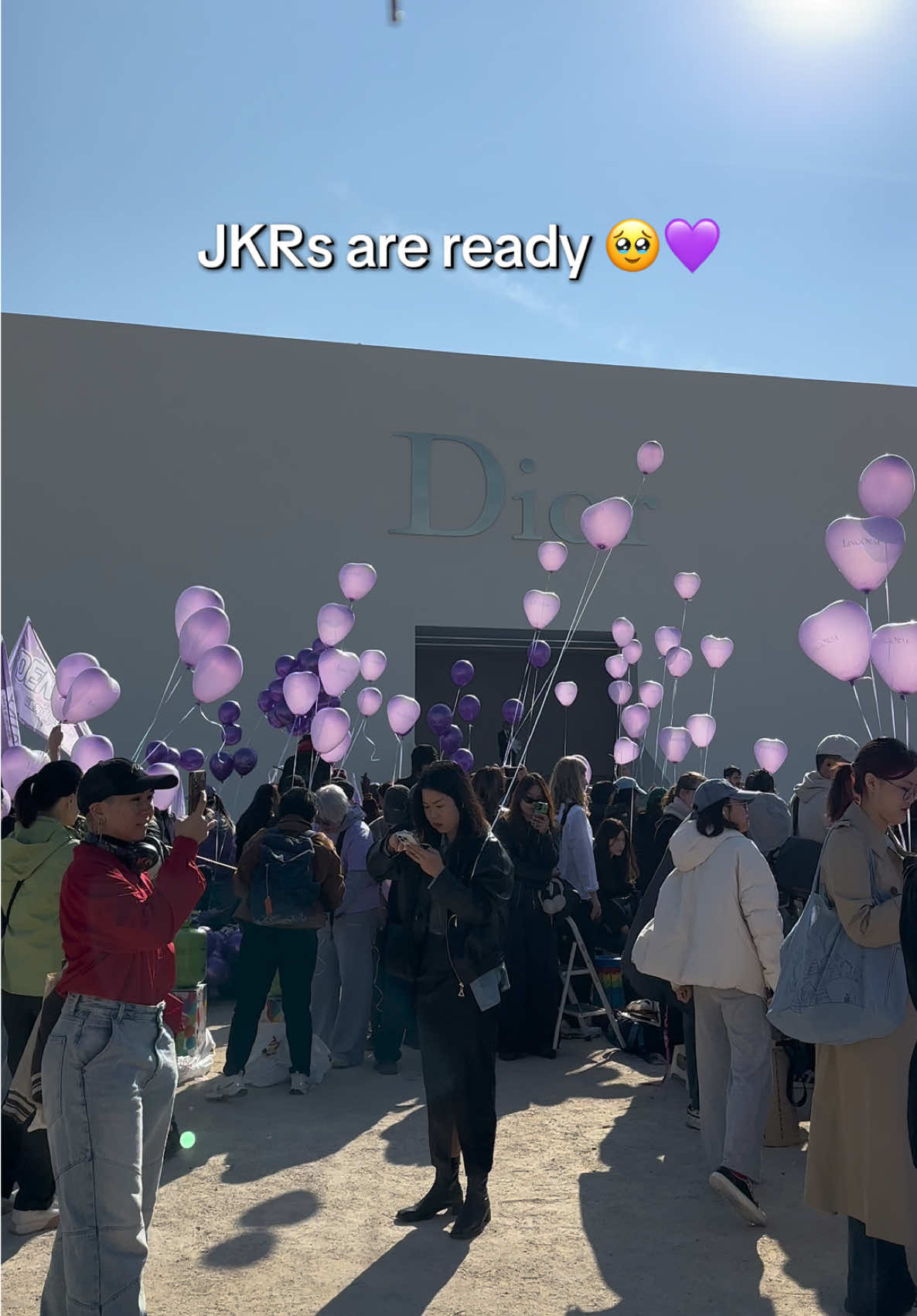 it’s so pretty with all the balloons 😭💜 #lingorm #parisfashionweek #dior #ormkornnaphat #linglingkwong 