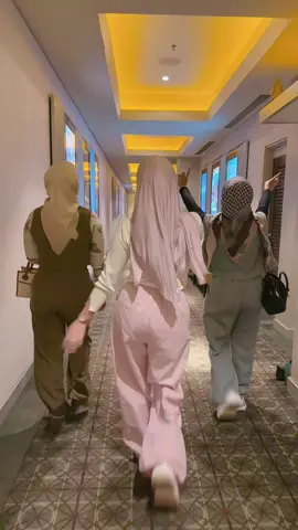 keliatan ya mana yg biduan🤣