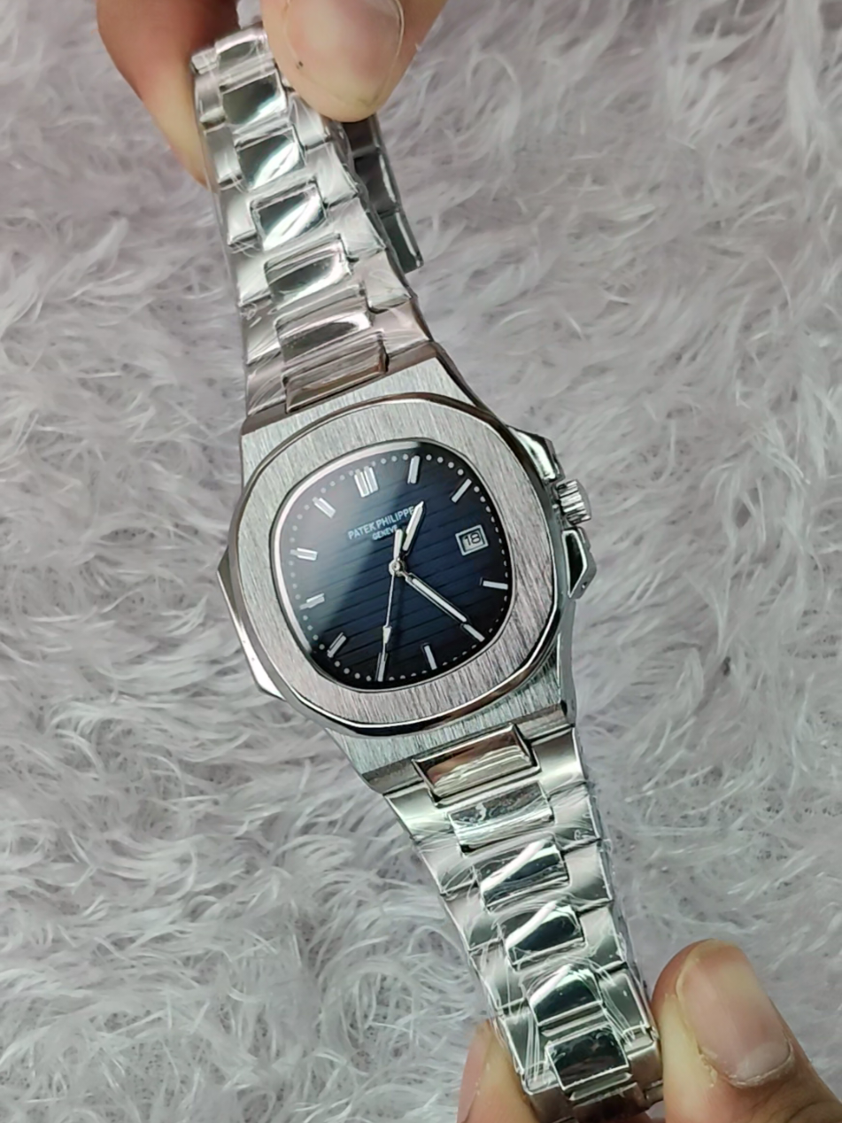 نروح و نيجي و تفضل الباتيك فيليب نوتلس هي چوكر الساعات و ده لانها بتجمعلك بين اقوي تصميم في الساعه ساعه حجمها اقل من المتوسط سمبل جدا في الايد و من اكتر الساعات اللي تمشي معاك كاچوال و كلاسيك موفرهالك بأعلي كوالتي ممكن تشوفها في حياتك سواء من اختامها علي القفل و التاج و الضهر بتعيشك تفاصيل الاوريجنال ب كوالتي مش هتشوفها في اي حته بفضل الله غير في استوك ب نقاء المينا اللي مش هتلاقيها عند غيرنا  متوفرة ب لونين  سلفر مينا بلو بلاك سلفر مينا سوده  order now ✨ #ساعات #fyp #followers #trending #tiktok 