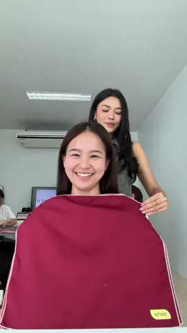 พิกัดทำ Personal color @ Inner Tint Studio 📍Bts พหลโยธิน24 🎨 เริ่มด้วยการทำเรียนรู้สี โทนร้อนโทนเย็นเป็นแบบไหน personal color มีกี่แบบ แล้วก็ตามหาว่าของเราเป็นแบบไหน ซึ่งของสป. เป็น true winter ก็จะมาดูอีกว่ามีสีผม สีคอนแทคเลนส์ หรือสีเสื้อผ้าใส่โทนไหนแล้วจะทำให้ดูดีมากยิ่งขึ้น ยิ่งกว่านั้นคือเขาช่วยเราเช็คสีเครื่องสำอางค์ได้ด้วยนะ 🩷 🎨ที่สำคัญอย่าลืมเตรียมตัวก่อนมา - งดแต่งหน้า (รวมถึงคอลซีลเลอร์ด้วยนะ) - ใส่เสื้อสีขาว - นำเครื่องสำอางค์ที่ใช้ประจำมาด้วย พิเศษกว่านั้นที่นี้ยังมีการหาสีมงคล เสริมดวงจาก Birth Chart อีกด้วย ใครสายมูดูรายละเอียดเพิ่มเติมได้ที่ @Inner Tint Studio  #personalcolor #personalcoloranalysisbkk #ตรวจpersonalcolor 