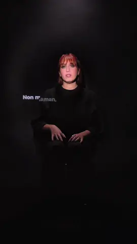 En écrivant Ruelle sombre, j’ai replongé dans un v*ol que j’avais enfoui depuis 11 ans. J’ai parlé pour la première fois à ma famille, j’ai confronté mon agresseur, et j’ai appris ce mois-ci ce qu’était la dissociation : vivre séparée de la “moi” de 17 ans pour ne pas souffrir. Cette chanson m’a permis de lui redonner une voix. Elle n’est plus seulement mon histoire : elle est devenue la nôtre.