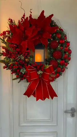 🎄✨ Guirlanda Natalina Luxo Vermelha ✨🎄 Encante sua porta de entrada com toda a magia do Natal! Essa guirlanda sofisticada é decorada com: 🌹 Flores vermelhas estilo poinsétia 🔴 Bolas natalinas em diferentes texturas 🌿 Ramos verdes e galhos com frutinhos vermelhos 🎀 Laço de veludo vermelho com detalhe dourado 🕯️ Vela de LED central que traz aconchego e brilho ✔️ Design elegante e imponente ✔️ Ideal para portas, paredes ou salas ✔️ Transmite sofisticação e o verdadeiro espírito natalino 🎁 Transforme sua casa em um cenário encantador neste Natal!link na bio na lojinha #natal 