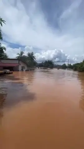 ບໍ່ເຫລືອຫຍັງເລີຍ ທຸກຕື່ມທຸກ 🥺😭 #ນ້ໍາຖ້ວມ #ນ້ຳຖ້ວມຊົມຊື່ນ #ເຂື່ອນນ້ໍາງຽບ ປະຫວັດສາດນ້ຳຖ້ວມທີ່ແຮງທີ່ສຸດຂອງບ້ານ