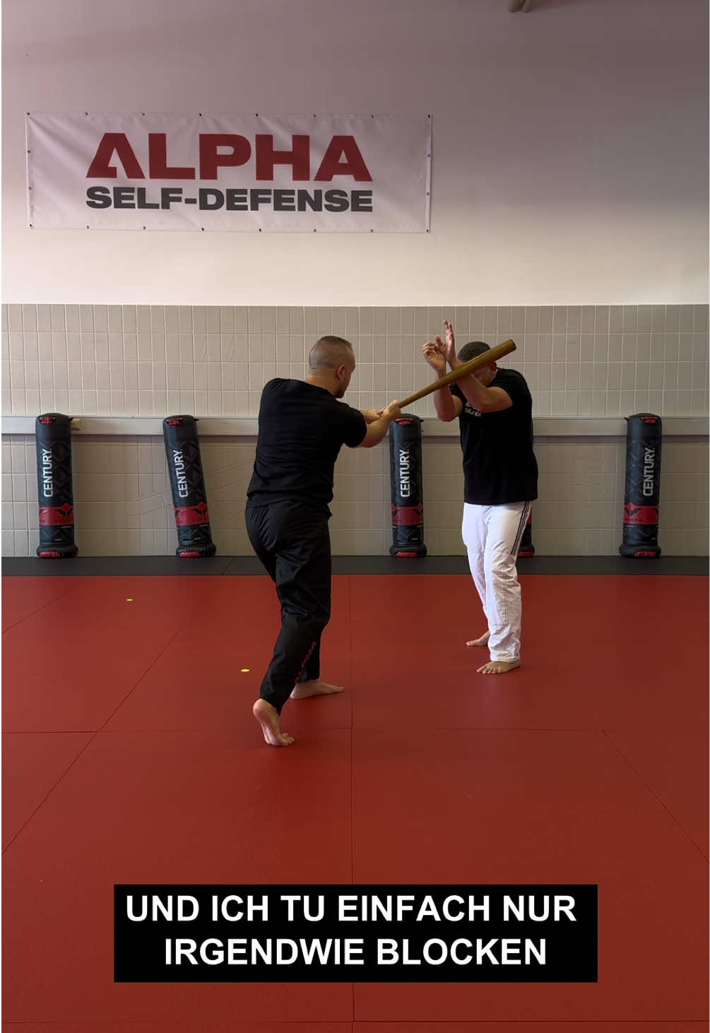 Einfach nur zu blocken ist in dein meisten Selbstverteidigungssituationen das Schlechteste, was du tun kannst. Besser: weg 👟 oder ran 👊🏻!
 
 www.alpha-selbstverteidigung.de
 
 
 #alpha #selfdefense #selbstschutz 