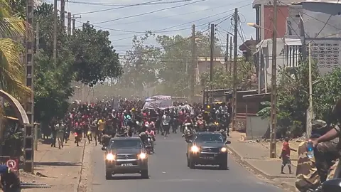 Diego-Suarez, ce 1er octobre à 11 heures, la population d’Antsiranana s’est mobilisée. MIADY HO AN’NY TANIN-JANAKA, ALEFA DIEGO ✊🏻🇲🇬 #genzmadagasikara #freemadagascar✊🏾🇲🇬 #genzmadagascar #manifestation 