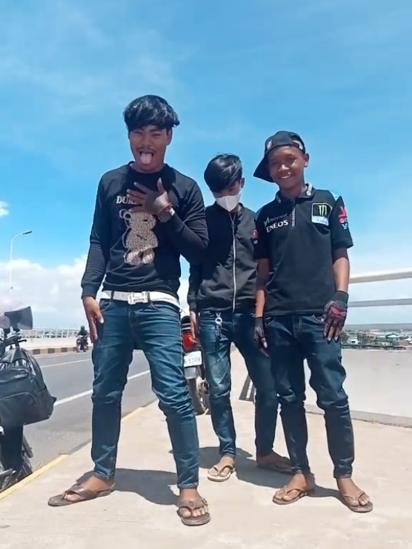 #កំពង់ធំផ្ទះខ្ញុំ🏠🦋 #ស្រលាញ់ការរាប់អាន🔰🚥 @FB Ezin2 @FB Ezin2 បាប៊ូមកទៀតហើយឥឡូវដល់ផ្ទះហើយបងប្អូនអើយ👈😱🎵📸💚🙏