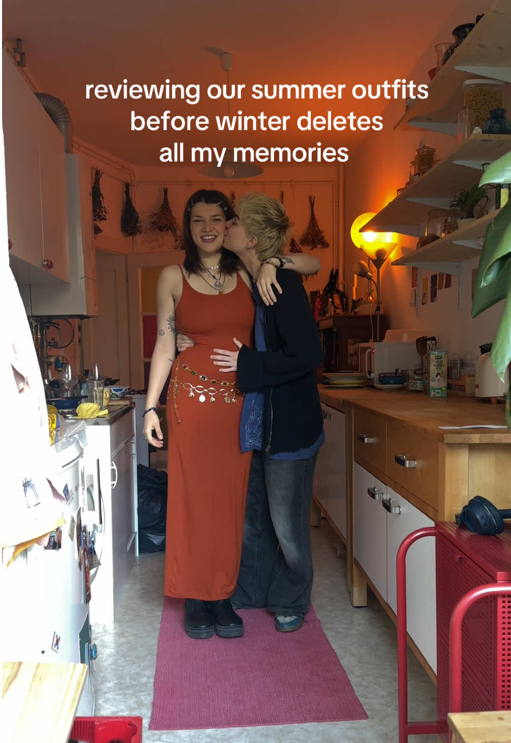 nach einem jahr drehen wir outfit checks in unserer gemeinsamen küche, in der wir schon wieder viel zu lange den abwasch ignorieren. freue mich auf unseren zweiten gemeinsamen herbst @TwixSL ❤️ #berlin #outfit #wlw #winter #outfitcheck 