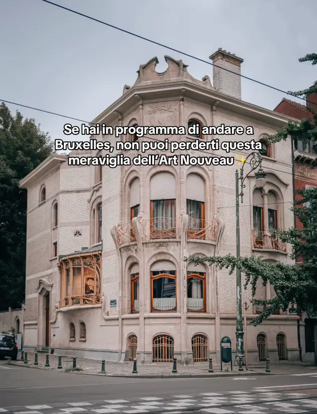 Nel cuore di Saint-Gilles si trova la Maison Hannon, capolavoro realizzato nel 1903 dall'architetto Jules Brunfaut per Edouard Hannon e sua moglie Marie. Con le sue linee sinuose, le vetrate floreali e i decori simbolisti, la casa è un inno all'Art Nouveau, lo stile che ha reso Bruxelles famosa in tutto il mondo.🌷 Dopo anni di abbandono, nel 1979 il comune di Saint-Gilles l'ha salvata dalla demolizione e oggi, grazie a un attento restauro, la Maison Hannon è diventata una casa-museo.🪞 É un luogo imperdibile per chi ama l'eleganza e il fascino senza tempo della Belle Epoque.✨ 📍Avenue de la Jonction 1, Bruxelles #visitbruxelles #cosavedereabruxelles #cosafareabruxelles #bruxelle #visitbelgium @Bruxelles City 