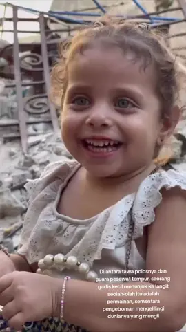 Di antara tawa polosnya dan suara pesawat tempur, seorang gadis kecil menunjuk ke langit seolah-olah itu adalah permainan, sementara pengeboman mengelilingi dunianya yang mungil #palestine #fyp 